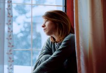 What Staring Out a Window Does to Your Eyes That Screens Can’t What Staring Out a Window Does to Your Eyes That Screens Can't