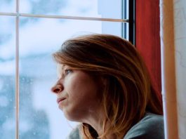 What Staring Out a Window Does to Your Eyes That Screens Can't